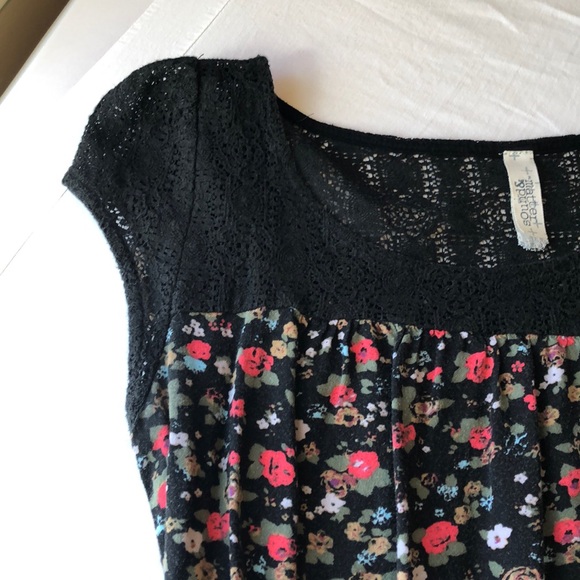 Floral Top with Lace Detail - Picture 3 of 4